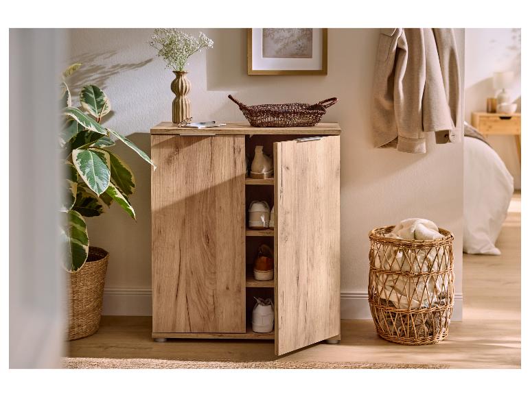 Holzschuhschrank mit offener Tür, Schuhe zeigend, in einem gemütlichen Flur.