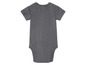 Ein grauer Babybody mit kurzen Ärmeln.