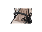 Beiger Kinderwagen mit schwarzem Sicherheitsgurt und Leder-Schutzbügel.