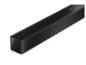 Schwarze Soundbar mit Stoffgitter und Dolby Atmos Logo.