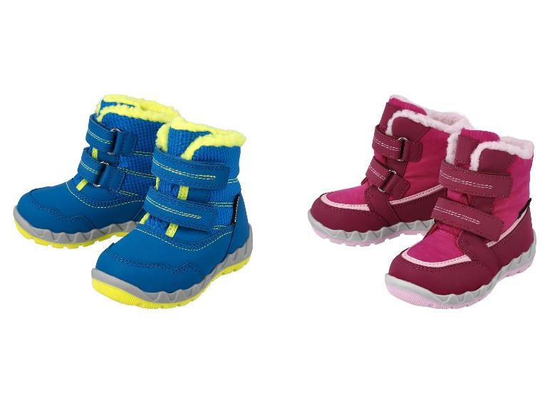 Zwei Paar Kinderstiefel: ein blaues und ein pinkes Paar