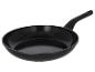 Schwarze antihaftbeschichtete Pfanne mit Griff, schräg aufgenommen.