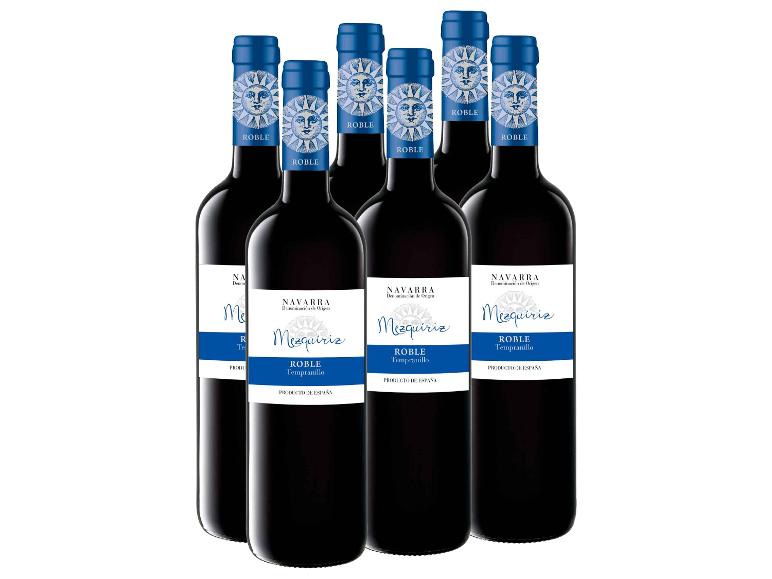 Sechs Flaschen Mezquiriz Roble Tempranillo Rotwein aus Navarra, Spanien, mit blau-weißen Etiketten.
