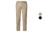 Herren-Chino-Hose in Beige mit Farboptionen in Beige und Marineblau.