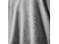 Detail eines weichen grauen Strickpullovers mit Rippbündchen.
