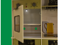 Spielküche mit offenem Backofen und Kühlschrank, mit gelber Teekanne auf der Arbeitsplatte.