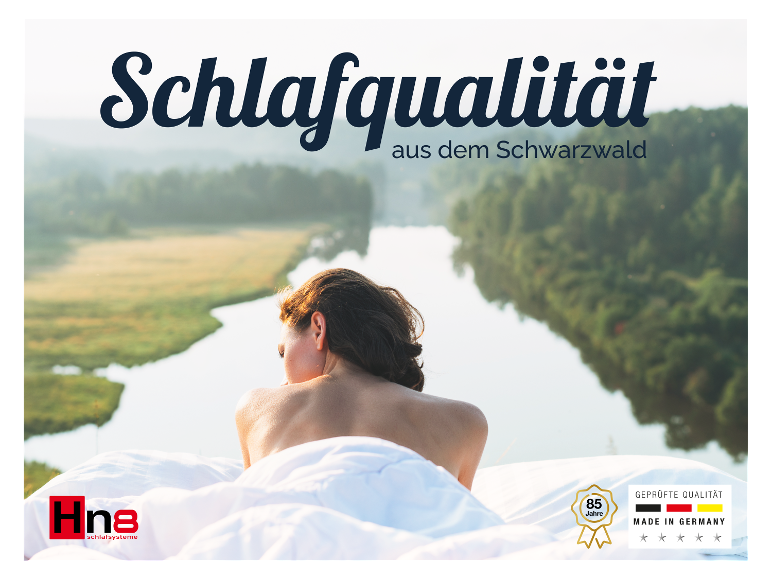 Qualitätsbettwäsche aus dem Schwarzwald, mit einer Frau, die am Wasser ruht.