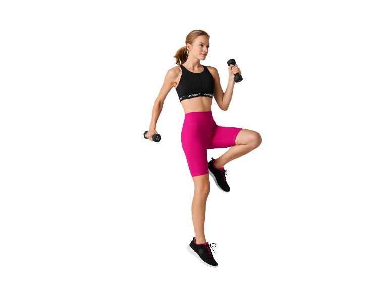 Frau trainiert mit Crivit-Hanteln und rosa Sportkleidung.