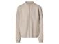 Beige Bomberjacke mit Frontreißverschluss und Seitentaschen.
