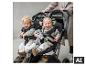 Zwei lächelnde Kinder im Geschwisterwagen BABYGO GO Twiche, der von einem Elternteil geschoben wird. [KI-generiertes Bild]