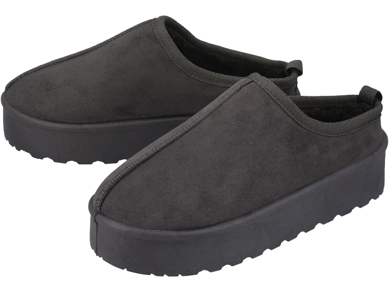 Ein Paar schwarze Wildleder-Mules-Hausschuhe mit dicker Sohle.