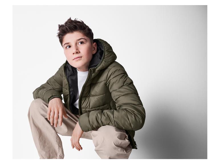 Junge in olivgrüner Daunenjacke.