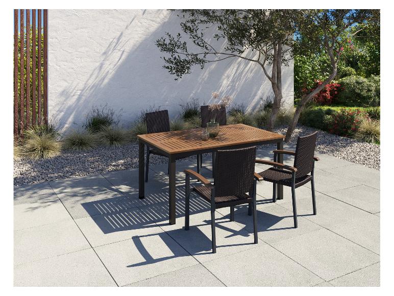 Garten-Essgruppe mit Holztisch und Korbstühlen auf der Terrasse