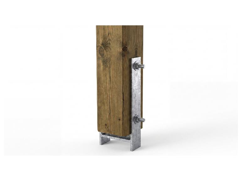 Holzpfosten mit Metallbefestigungsplatte und Schrauben, vor weißem Hintergrund.