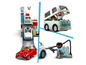 LEGO DUPLO Spielzeug mit Autos, einem Van und einer Tankstelle.