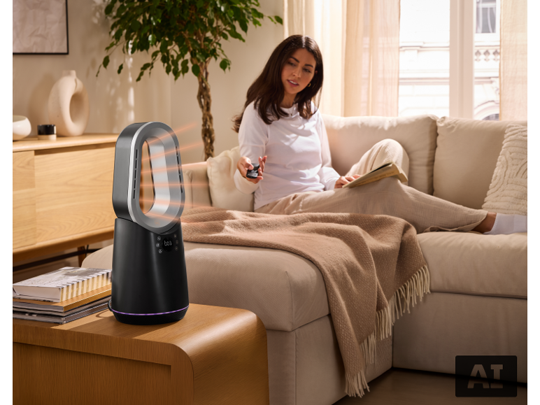 Tronic rotorloser Heizventilator in einem Wohnzimmer mit einer Frau auf dem Sofa. [KI-generiertes Bild]