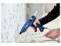LIVARNO® Klebepistole »EG320« wird zum Befestigen einer Leiste an einer Wand verwendet.