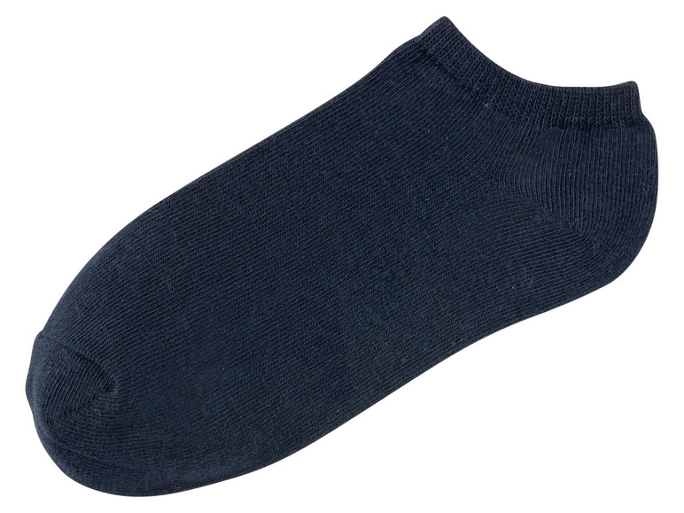 Eine dunkelblaue Socke.