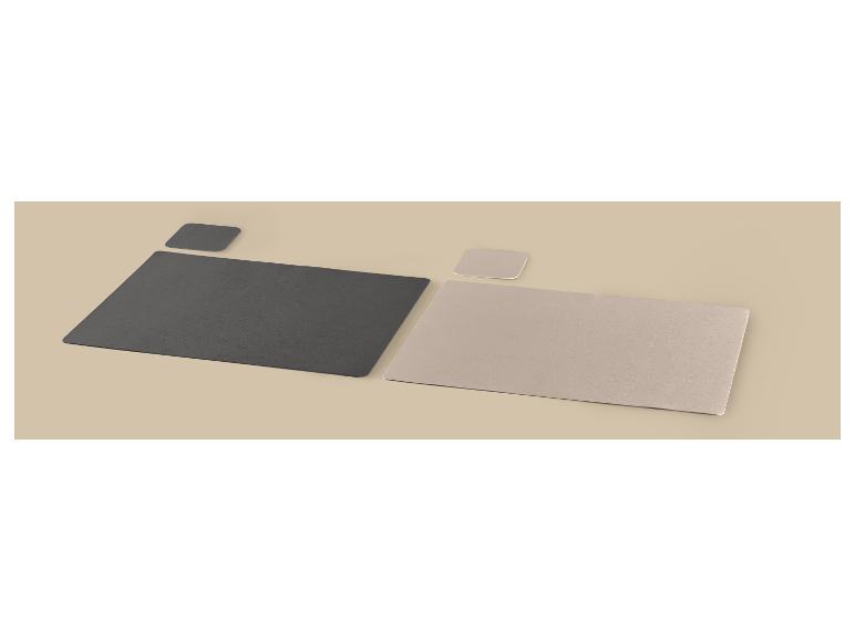 Zwei graue und beige Tischsets mit passenden Untersetzern auf beigem Hintergrund.