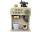 Hölzerne Spielzeug-Kaffeemaschine mit Zubehör: Tasse, Milchaufschäumer und Kaffeebohnen.