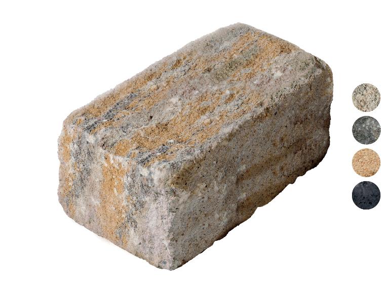 Beiger und grauer Pflasterstein mit Sand- und Kiestexturproben.