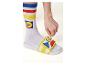 Weiße Socken mit bunten Streifen und Tasche, kombiniert mit weißen Sandalen mit Beutel.