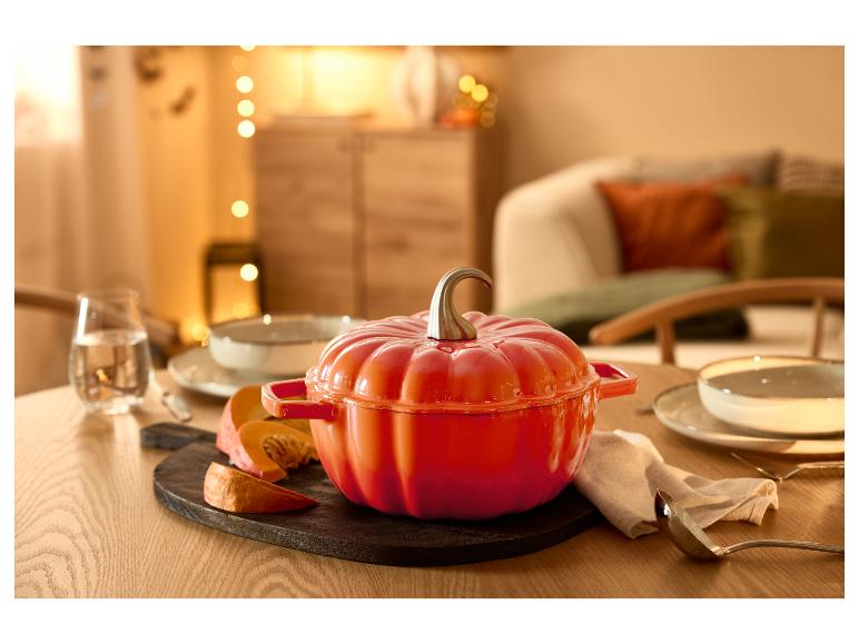 SILVERCREST® Premium-Gusseisentopf in Kürbisform auf einem herbstlich gedeckten Tisch.