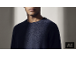 Mann in einem dunkelblauen Strickpullover.