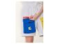 Weiße Shorts mit blauen und gelben Cargotaschen, eine Hand öffnet einen roten Reißverschluss.