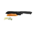 Küchenmesser mit Lachsfilet, Zitronenscheiben und Dill.