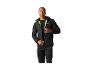 Mann in schwarzer Sportjacke und Hose mit limettengrünen Details