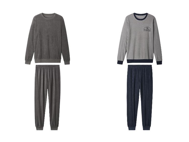 Zwei Fleece-Pyjama-Sets, eines dunkelgrau und eines hellgrau mit marineblauer Hose.