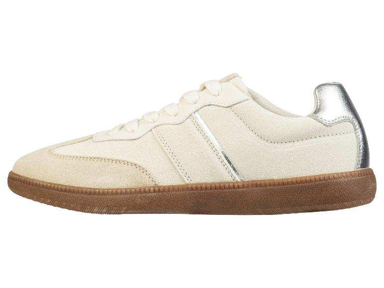 Beige Wildledersneaker mit brauner Gummisohle.