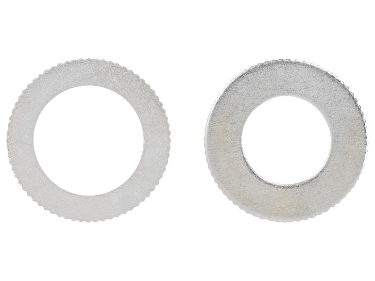 Zwei Metallscheiben mit gezackten Kanten auf weißem Hintergrund