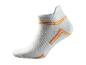 Weiße Sportsocken mit orangenen Streifen.