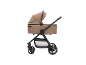Beiger Kinderwagen mit schwarzem Gestell und Rädern, Seitenansicht.