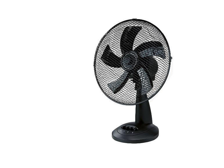 Schwarzer Tischventilator mit Schutzgitter und Geschwindigkeitsreglern