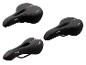 Drei schwarze Fahrradsättel mit roten Akzenten und Airflow-Design für City-, Trekking- und Mountainbikes.
