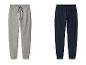 Zwei Jogginghosen, eine graue und eine marineblaue, auf weißem Hintergrund.