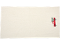 Cremefarbenes Handtuch mit einem gestickten roten Lastwagen, der einen Weihnachtsbaum transportiert.