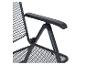Klappbarer Gartenstuhl aus Metallgeflecht mit schwarzen Armlehnen