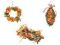 Herbstdekorationen: Kranz, Türschmuck und Kerzenhalter mit Kürbissen und Blättern.