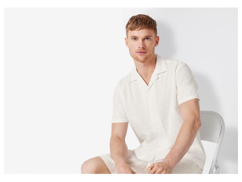 Model trägt weißes Hemd und Shorts.