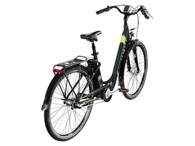 Schwarzes und grünes E-Bike mit Gepäckträger und Lichtern.