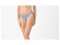 Frau in blauem Bikini-Slip mit niedriger Taille