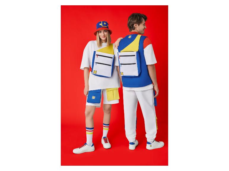 Zwei Personen in weißer, blauer und gelber Sportkleidung mit passenden Accessoires.