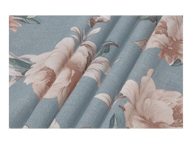 Türkisfarbener Stoff mit einem Blumenmuster aus rosa und weißen Pfingstrosen.