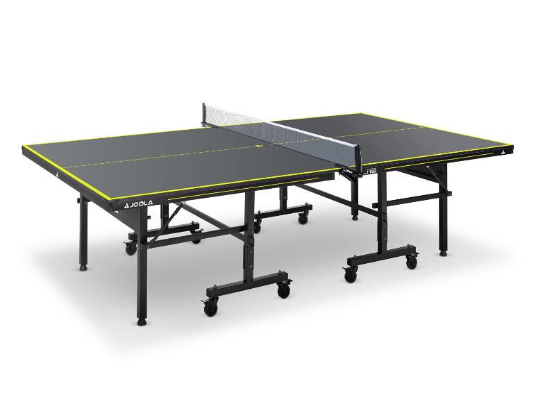 Schwarzer Tischtennistisch mit gelben Rändern und Netz, auf Rollen.