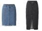 Zwei Jeansröcke, einer blau und einer schwarz, auf weißem Hintergrund.