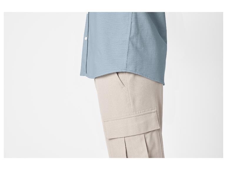 Herrenhemd in Blau und beigefarbene Cargohose.